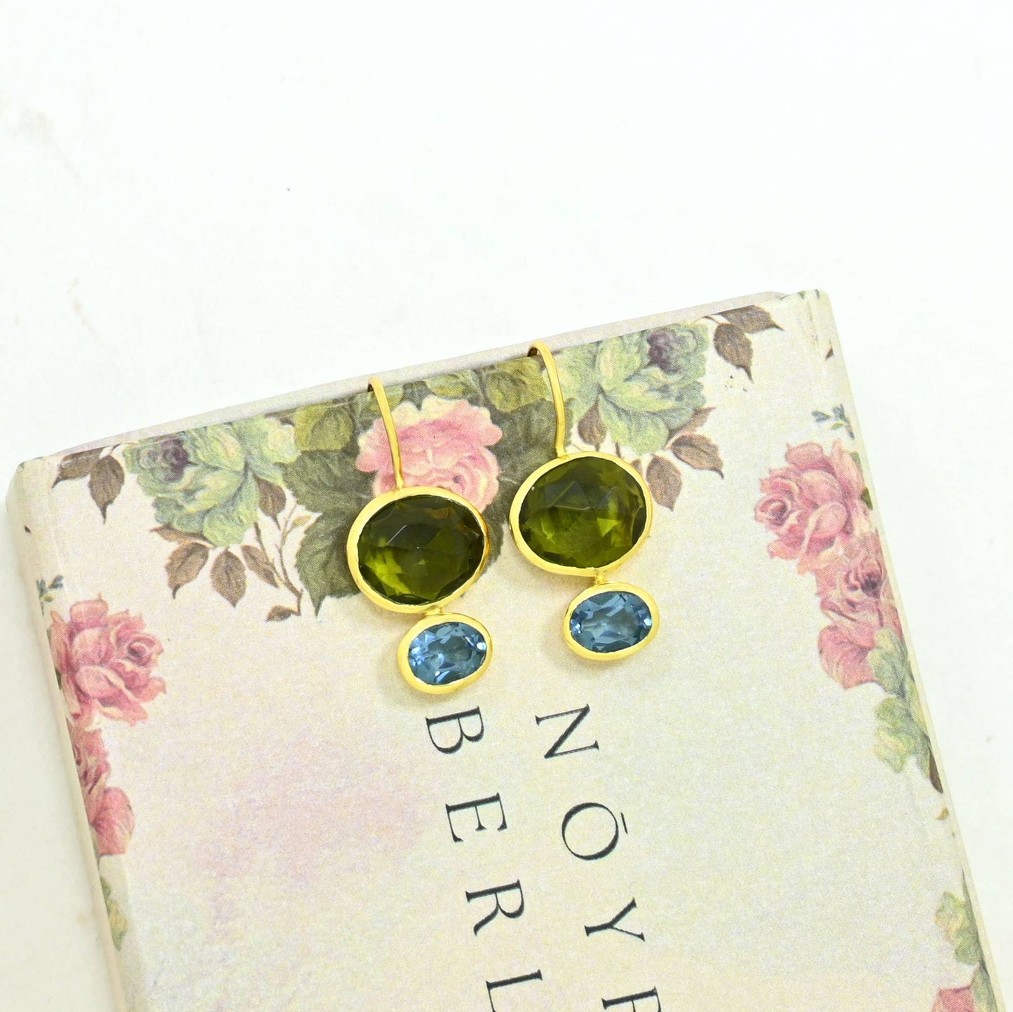 Boucles d'oreilles Primrose plaquées or - Tourmaline verte et Iolite