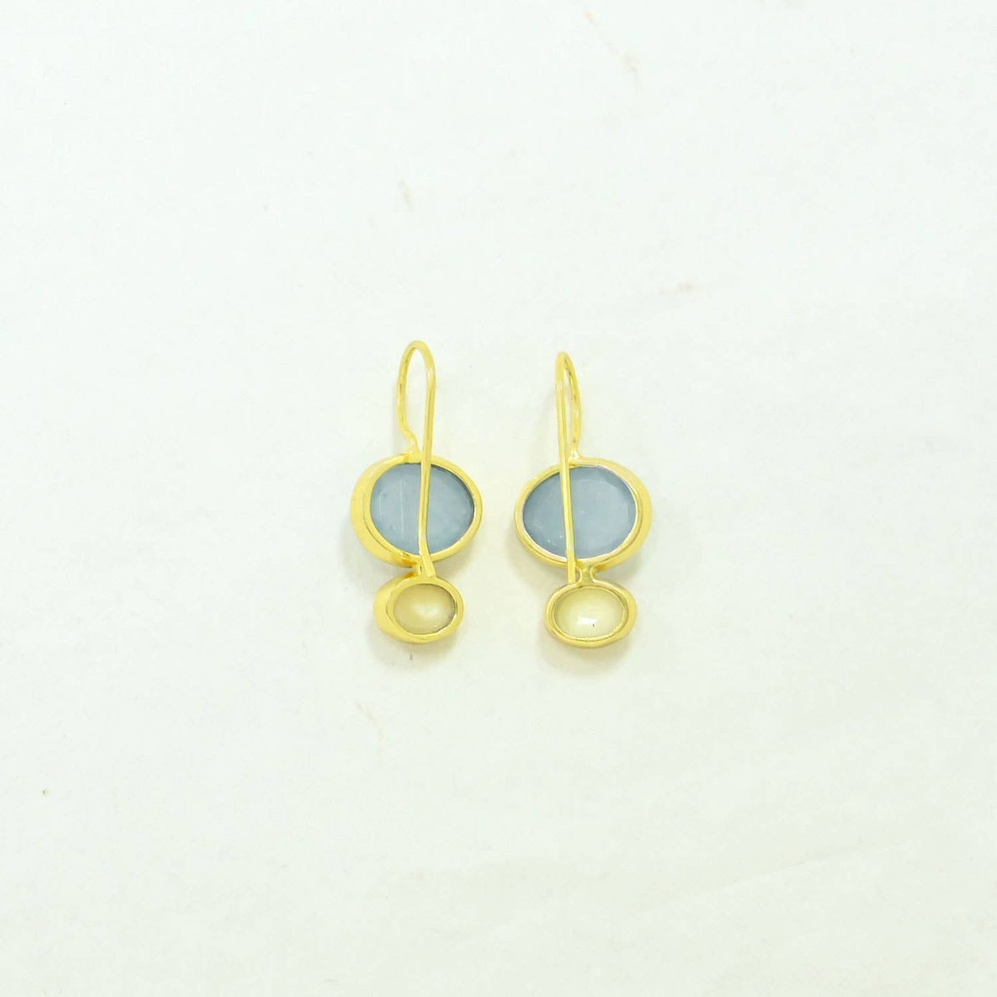 Boucles d'oreilles Primrose plaquées or - Calcédoine aqua clair et perle