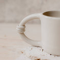 Charger l'image dans la visionneuse de la galerie, Le Maxi Mug Grande Anse Les Choses qu'on Aime Blanc détail