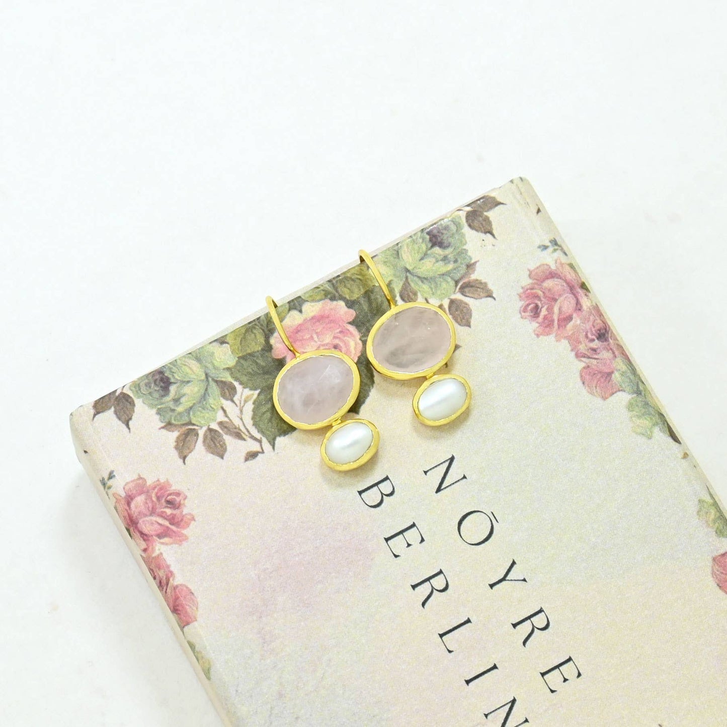 Boucles d'oreilles Primrose plaquées or - Quartz rose & Perle