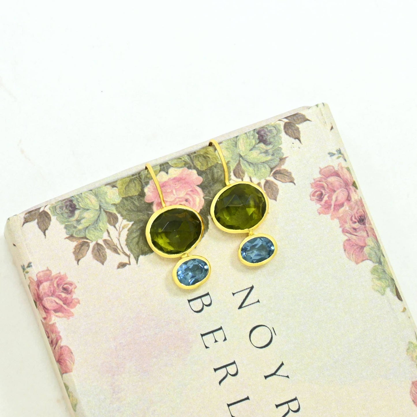 Boucles d'oreilles Primrose plaquées or - Tourmaline verte et Iolite