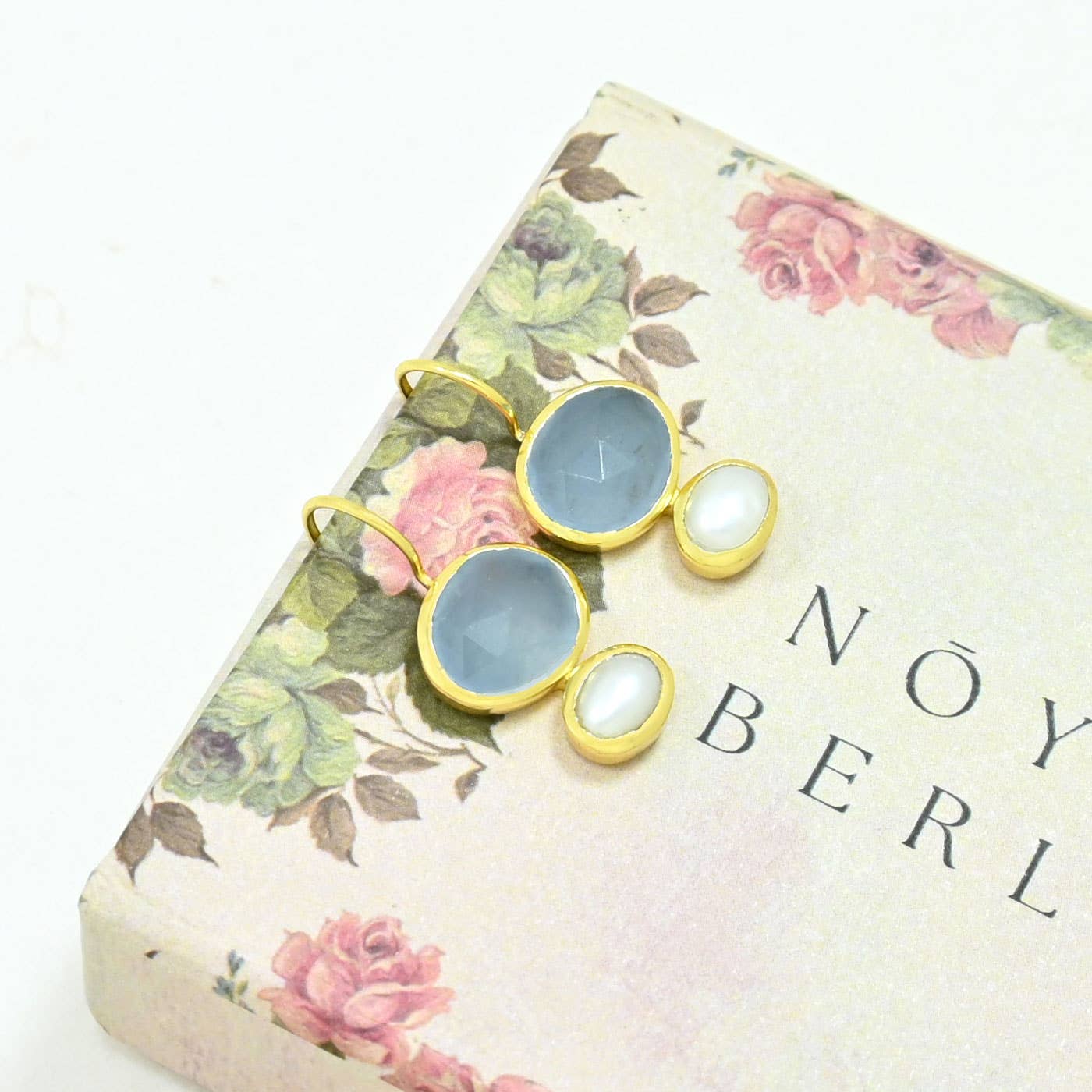 Boucles d'oreilles Primrose plaquées or - Calcédoine aqua clair et perle