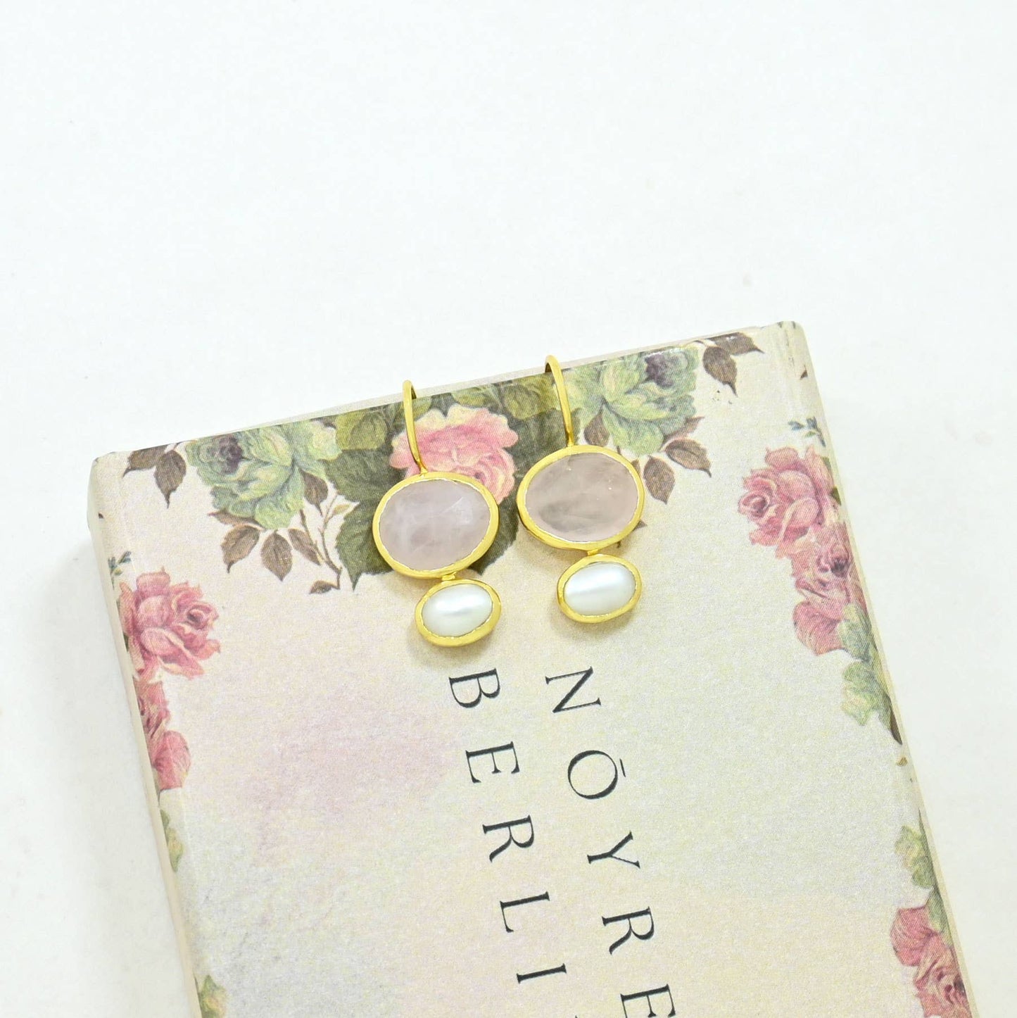 Boucles d'oreilles Primrose plaquées or - Quartz rose & Perle