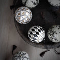 Load image into Gallery viewer, Les Boules de Noël en papier mâché
