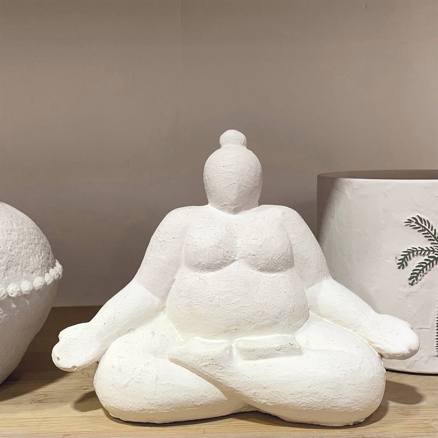 Déco femme Méditation écru L20 P11 H16cm
