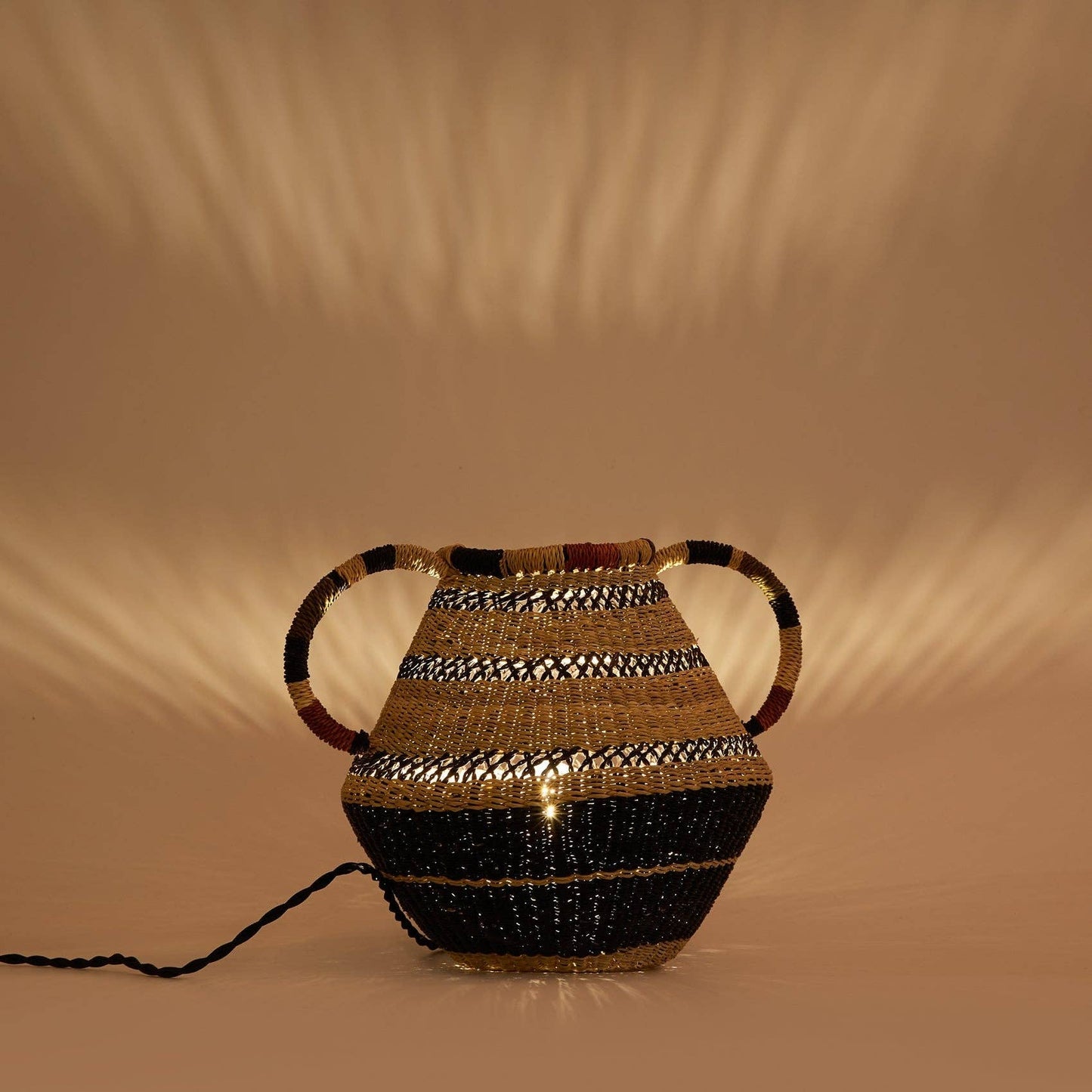 La Lampe Hand on Hips Les Choses qu'on Aime éclairée