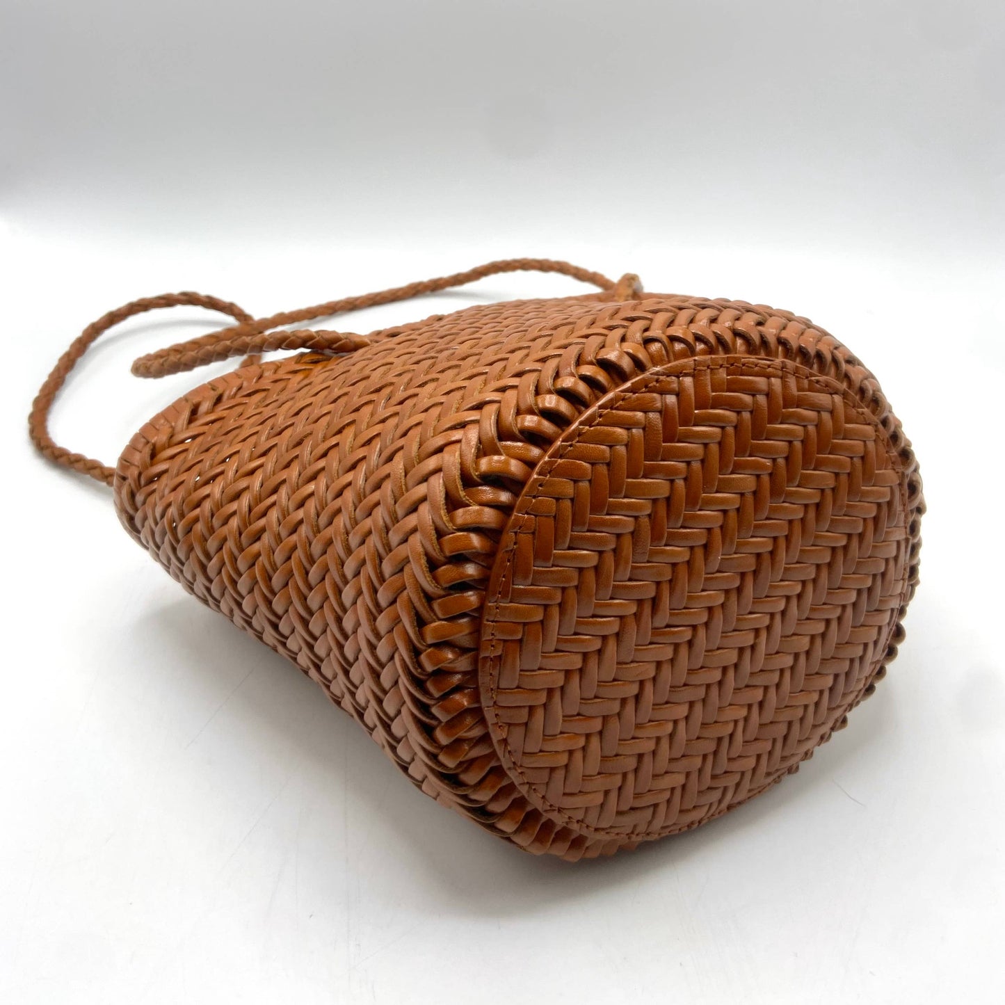 Carmel- Sac seau en cuir véritable tissé à la main