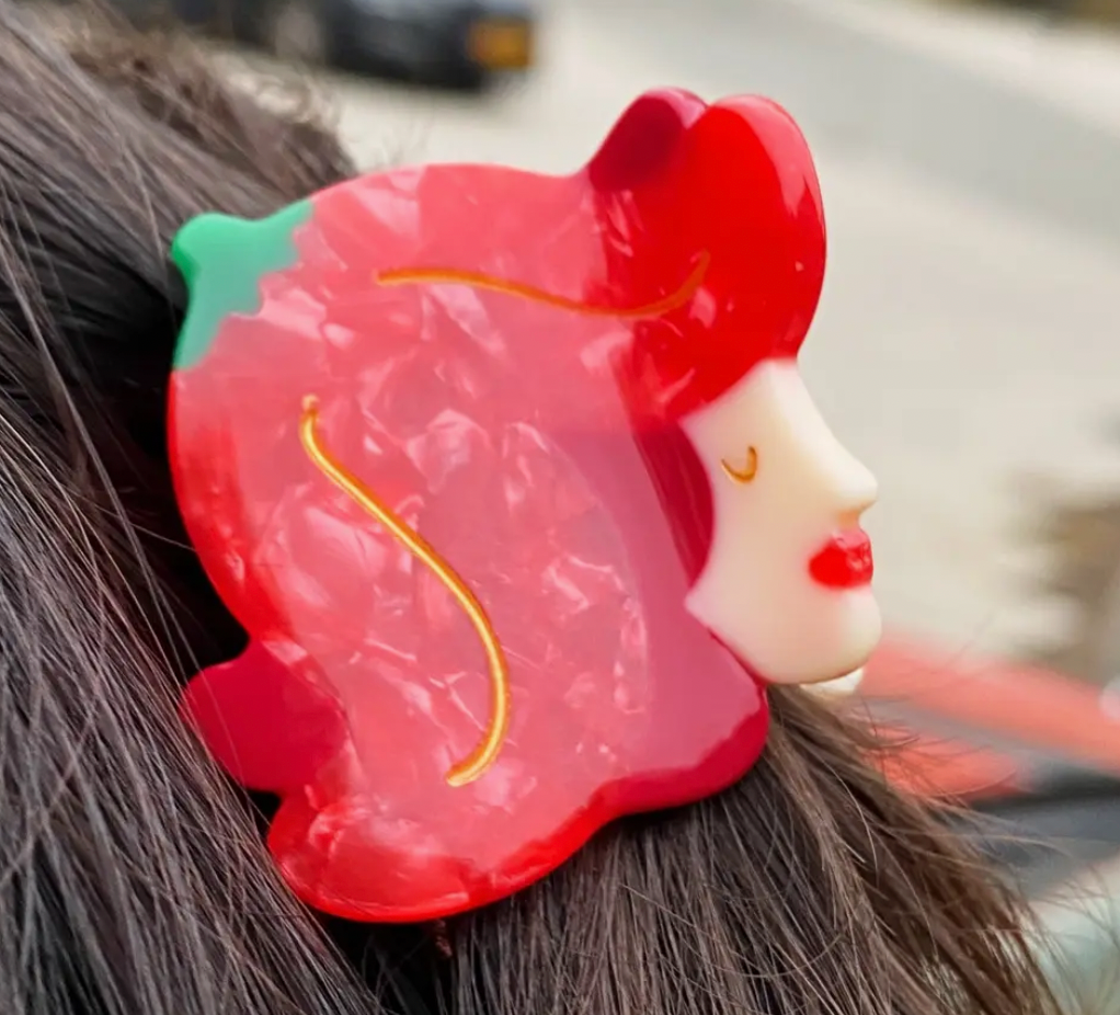 La Pince à Cheveux de la Féminité