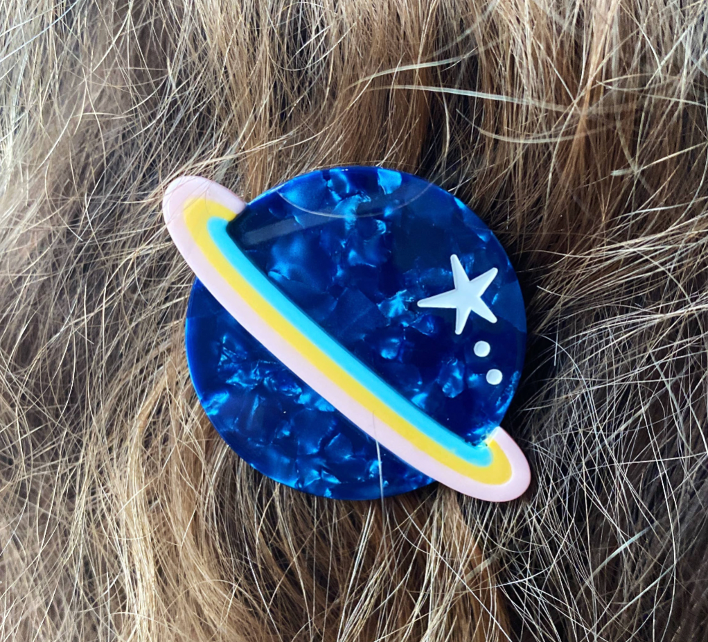 La Pince à Cheveux de la Féminité