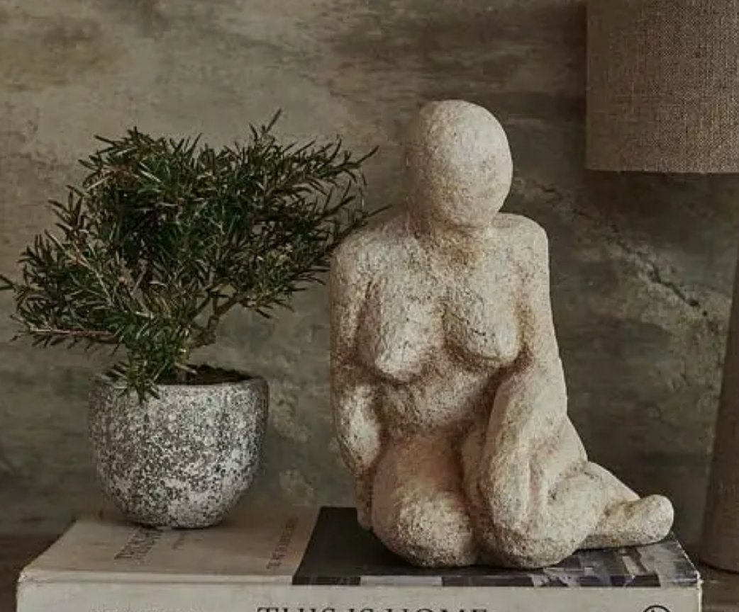 La Sculpture Laurel Femme Assise Les Choses Qu'on Aime