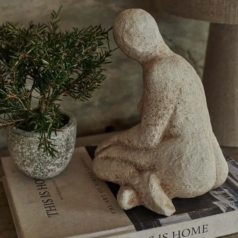 La Sculpture Laurel Femme Assise Les Choses Qu'on Aime de dos