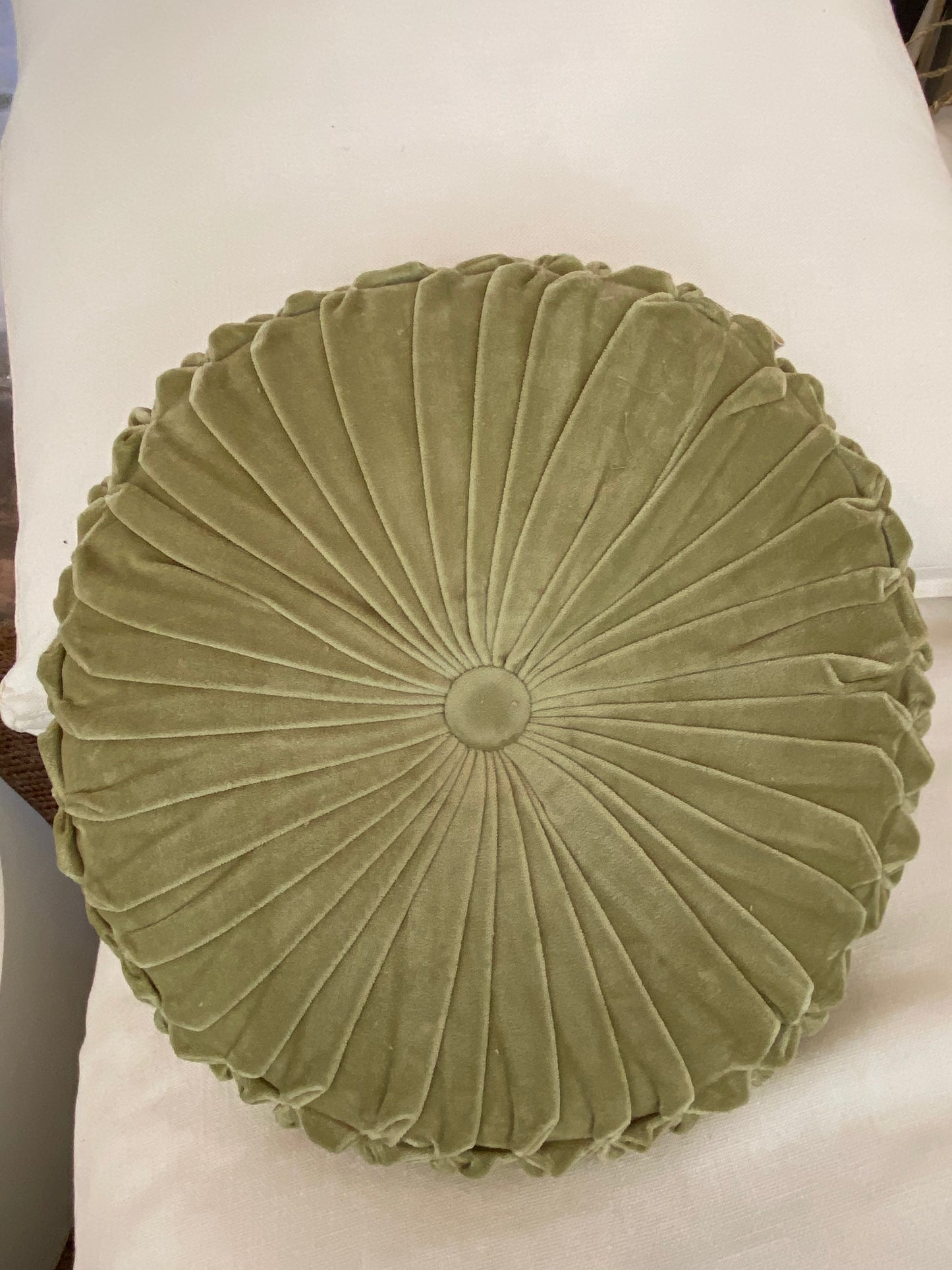 Le Coussin Rond en Velours PIissé Vert Amande Les Choses qu'on Aime