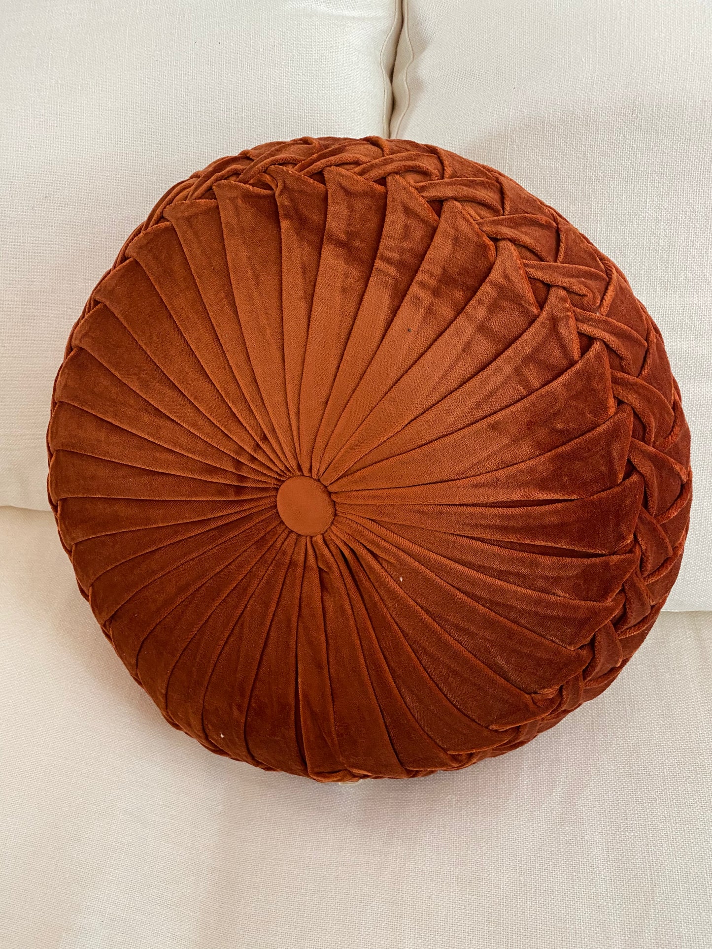 Le Coussin Rond en Velours PIlissé Rouille Les Choses qu'on Aime