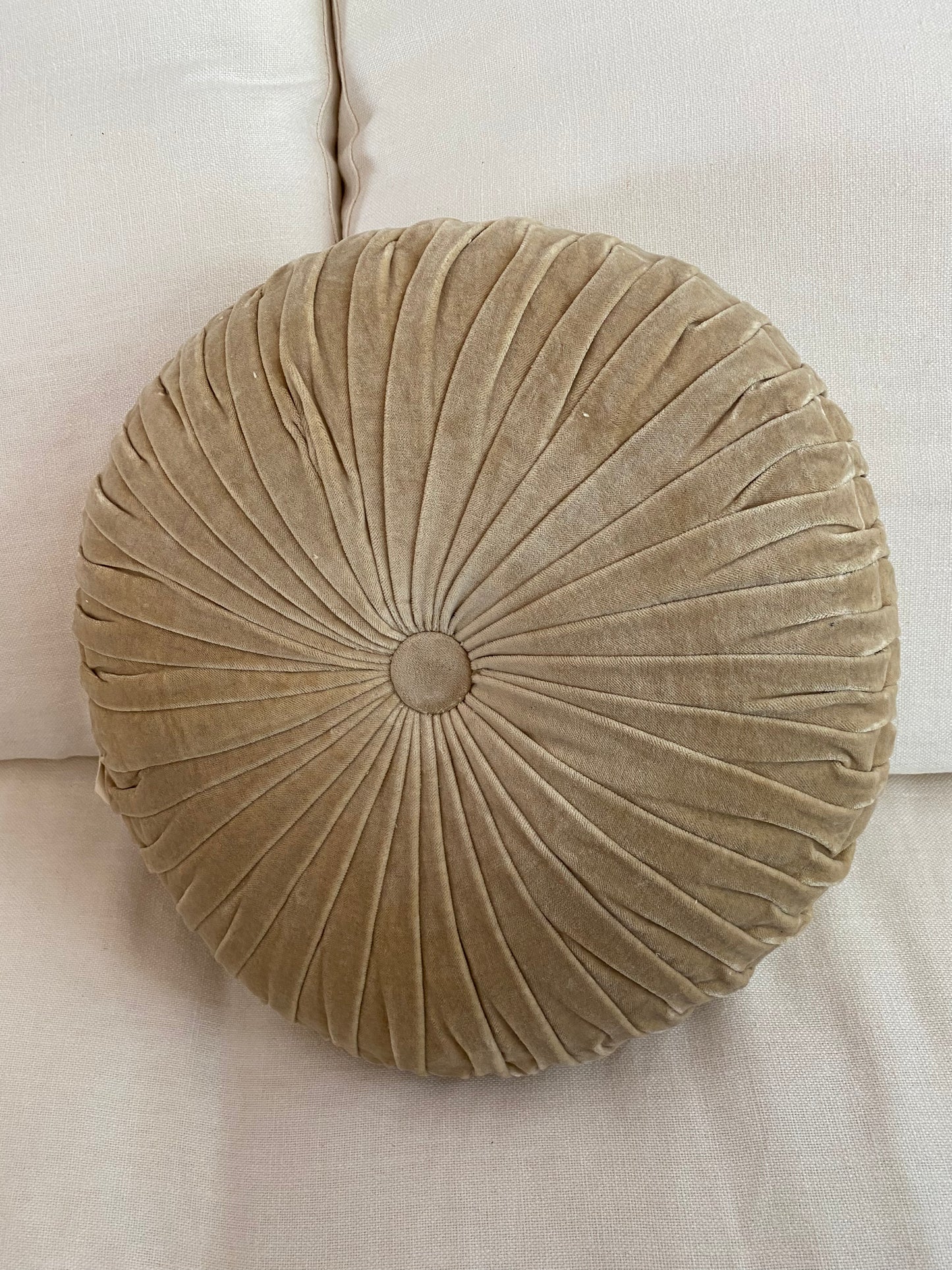 Le Coussin Rond en Velours PIissé Biscotti Les Choses qu'on Aime