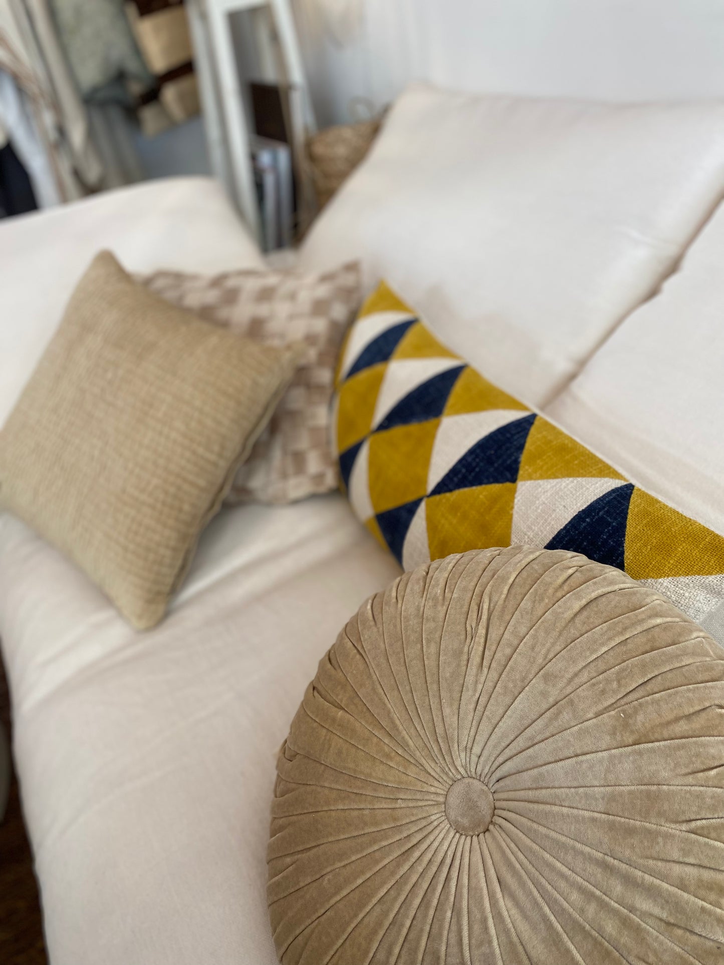 Le Coussin Rond en Velours PIissé en situation Les Choses qu'on Aime