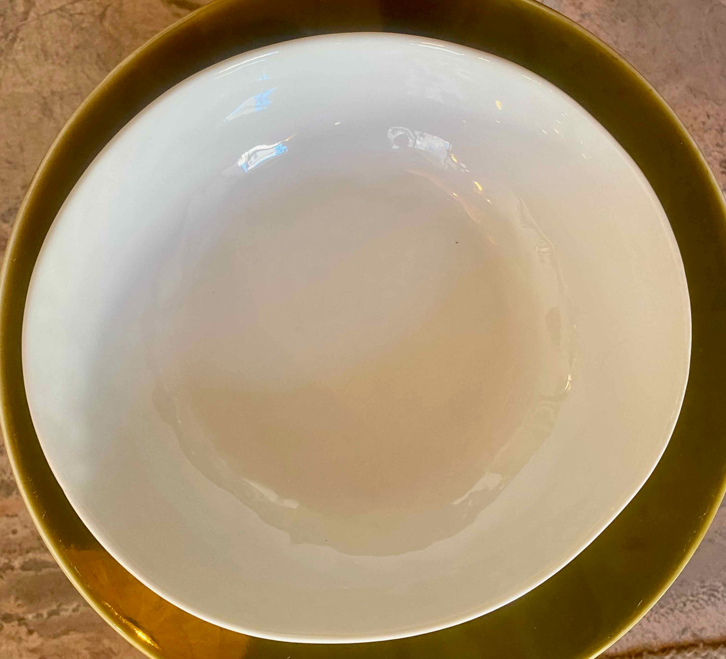 El servicio de porcelana blanca