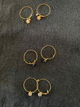Load image into Gallery viewer, Solo golden hoop earrings
