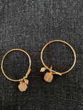 Load image into Gallery viewer, Solo golden hoop earrings