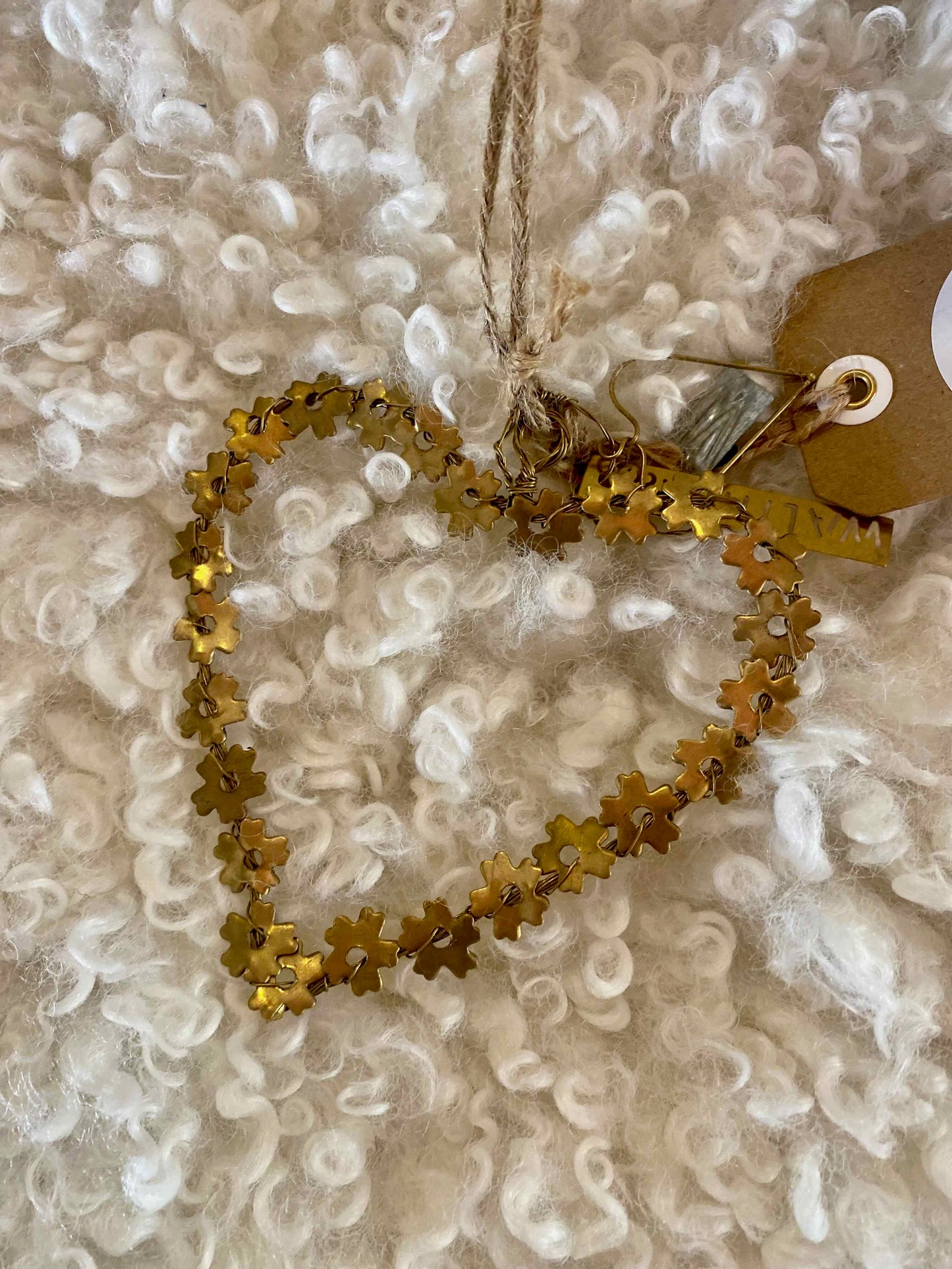 El corazón colgante de flores doradas