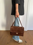 Charger l'image dans la visionneuse de la galerie, Le Sac Epaule Annabel en Daim MM