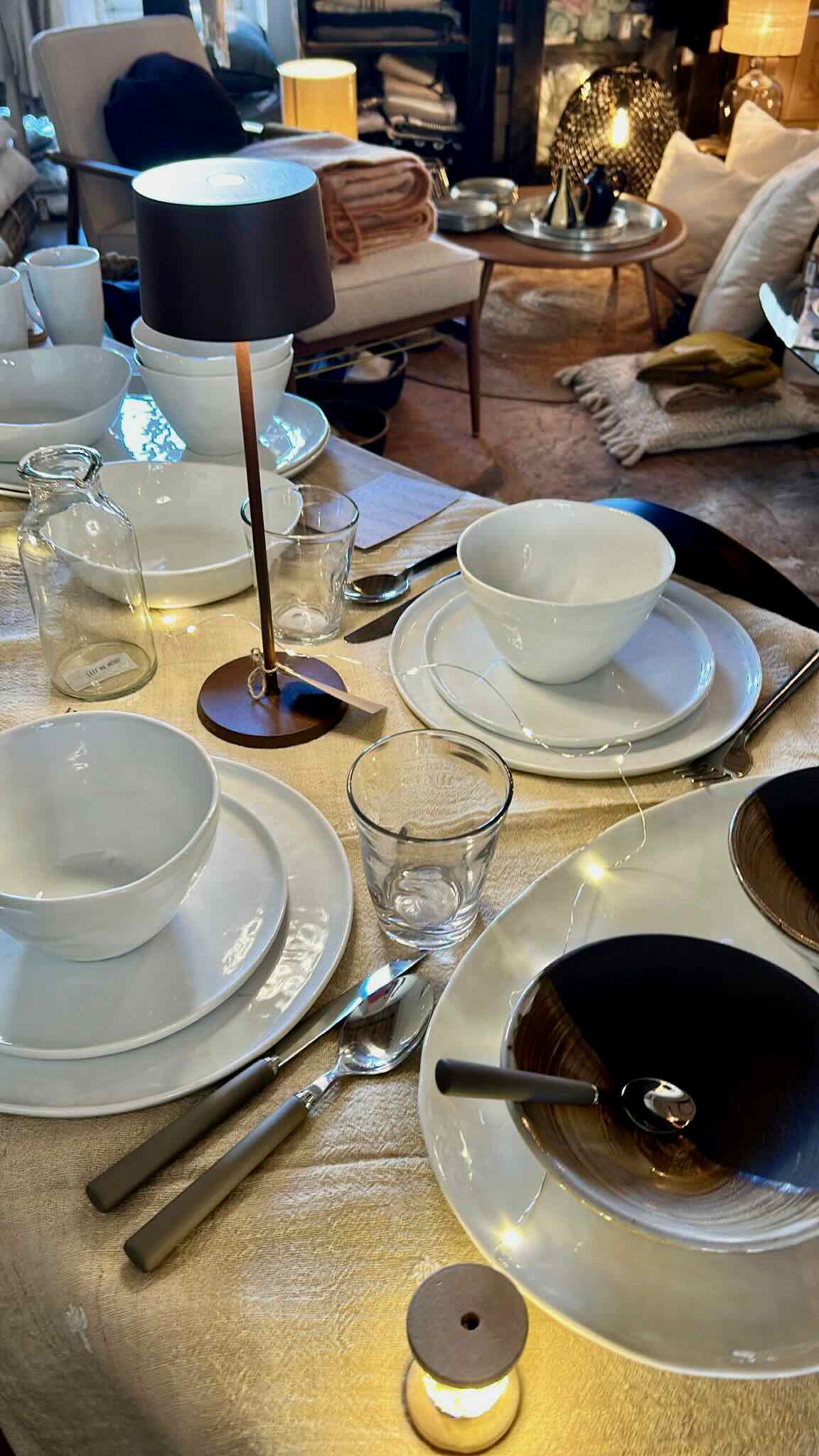 El servicio de porcelana blanca