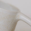 Charger l'image dans la visionneuse de la galerie, Le Mug Maxi Anse Les Choses qu'on Aime Blanc Détail