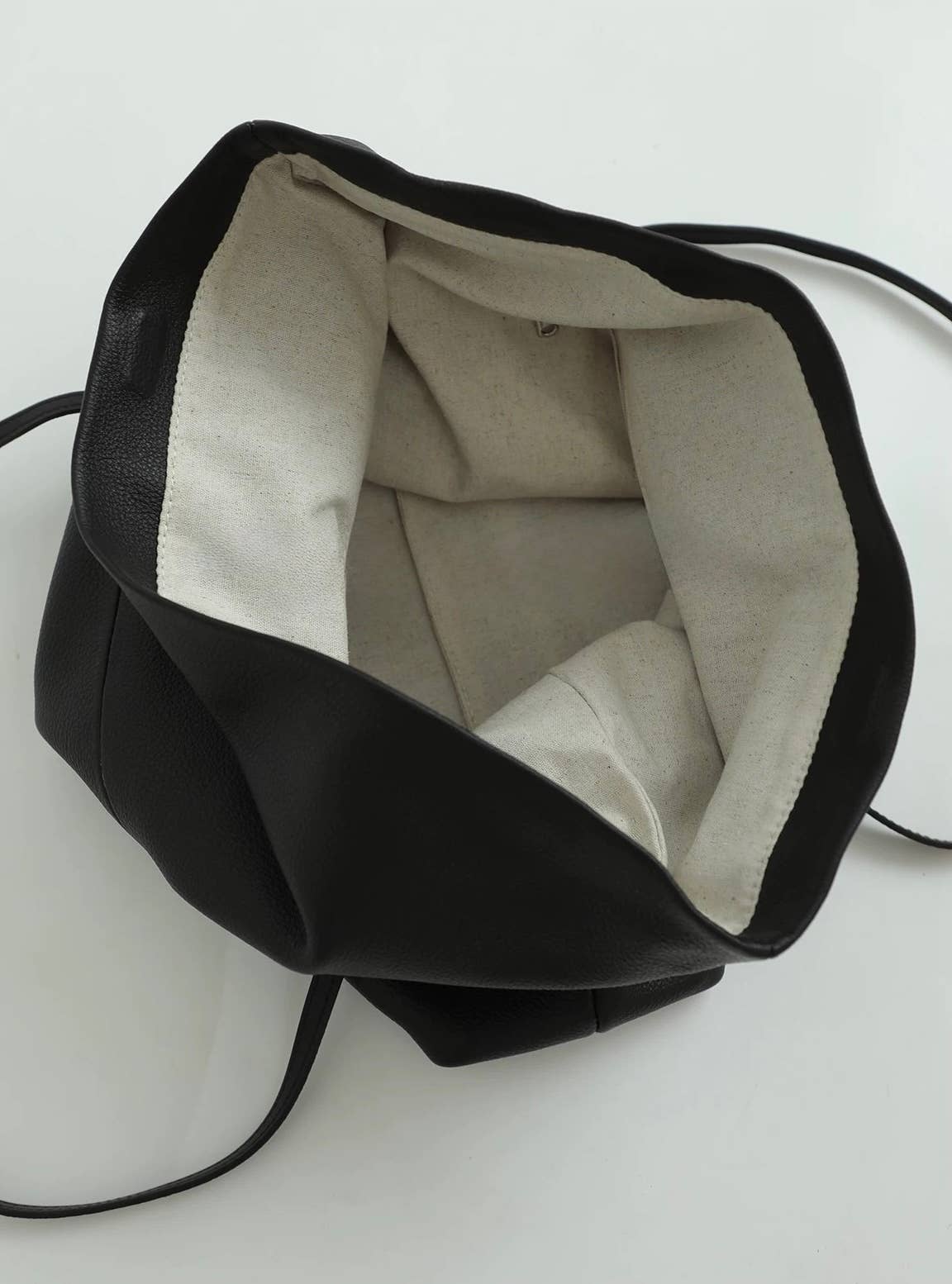 Grand sac cabas en cuir, forme souple, fermeture à rabat
