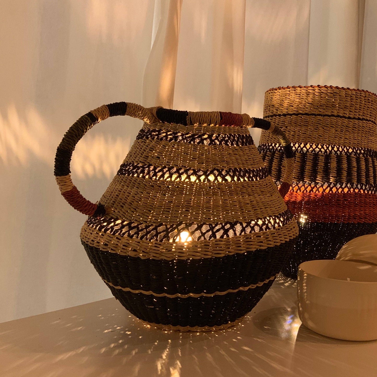 La Lampe Hand on Hips Les Choses qu'on Aime debout et éclairée