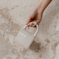 Charger l'image dans la visionneuse de la galerie, Le Maxi Mug Grande Anse Les Choses qu'on Aime Blanc tenue par main