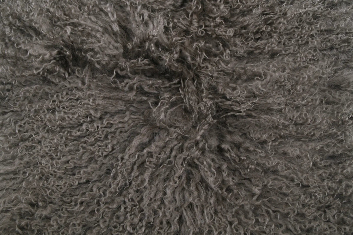 Coussin en peau de mouton tibétaine bouclée | 14 coloris teints | 2 tailles: Taupe / 30x50 cm