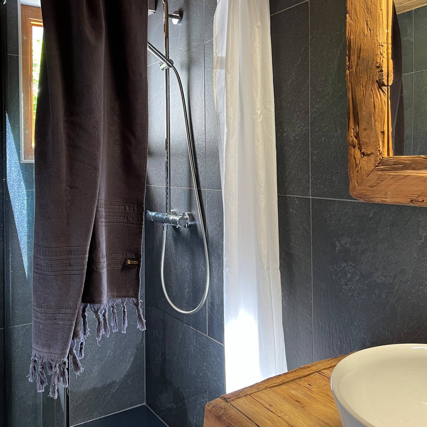La Fouta Dolce en éponge Gris Profond Les Choses qu'on Aime pendue