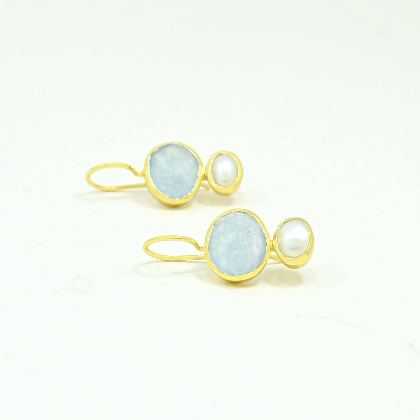 Boucles d'oreilles Primrose plaquées or - Calcédoine aqua clair et perle