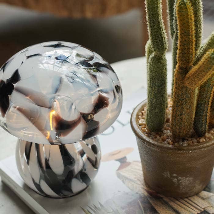 La Lampe Mushroom Les Choses qu'on Aime Noire Marbrée détail