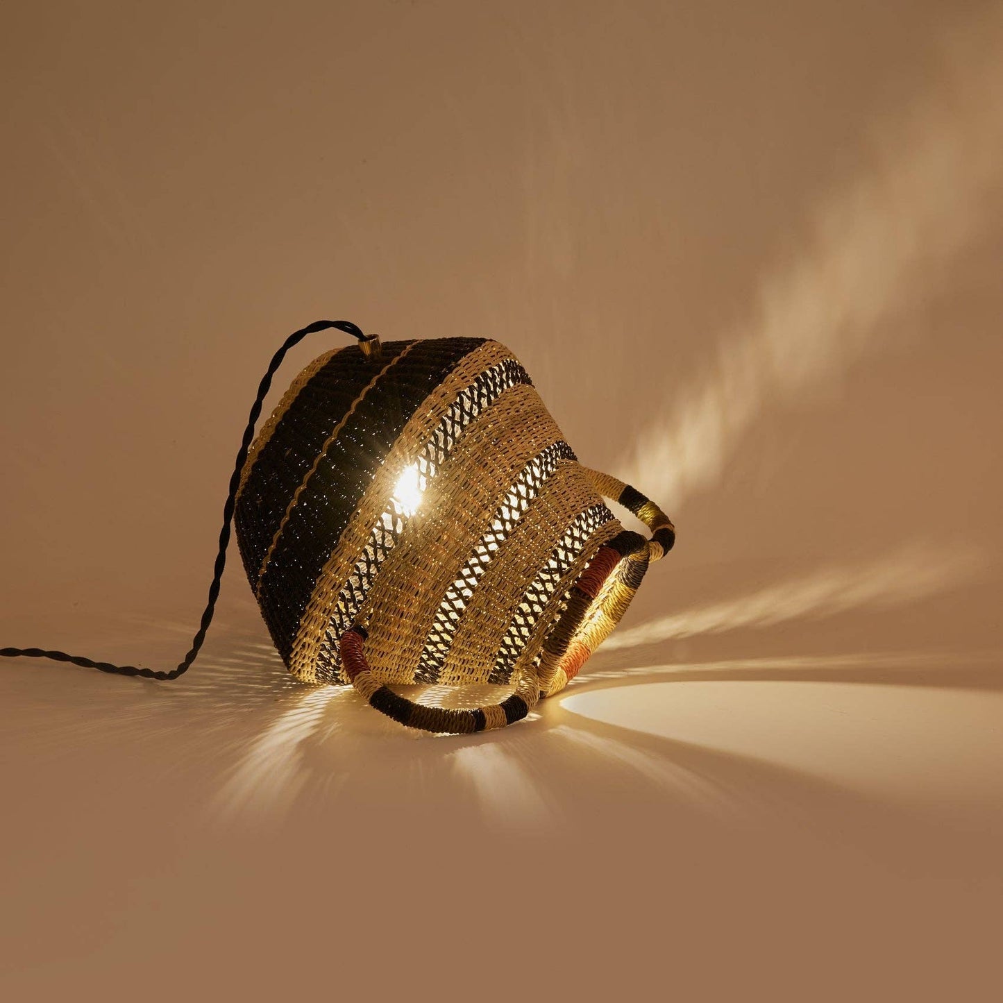 La Lampe Hand on Hips Les Choses qu'on Aimeposée et éclairée