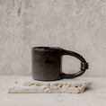 Charger l'image dans la visionneuse de la galerie, Le Maxi Mug Grande Anse Les Choses qu'on Aime Noir