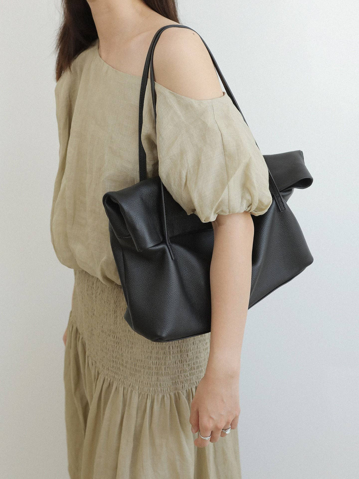 Grand sac cabas en cuir, forme souple, fermeture à rabat