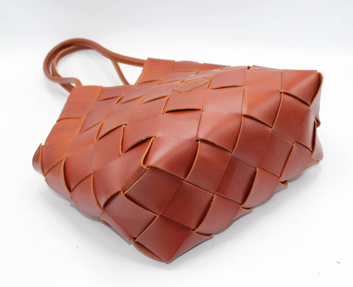 FW26 Beth - Sac cabas tressé en cuir fait main, coupe en V, caramel