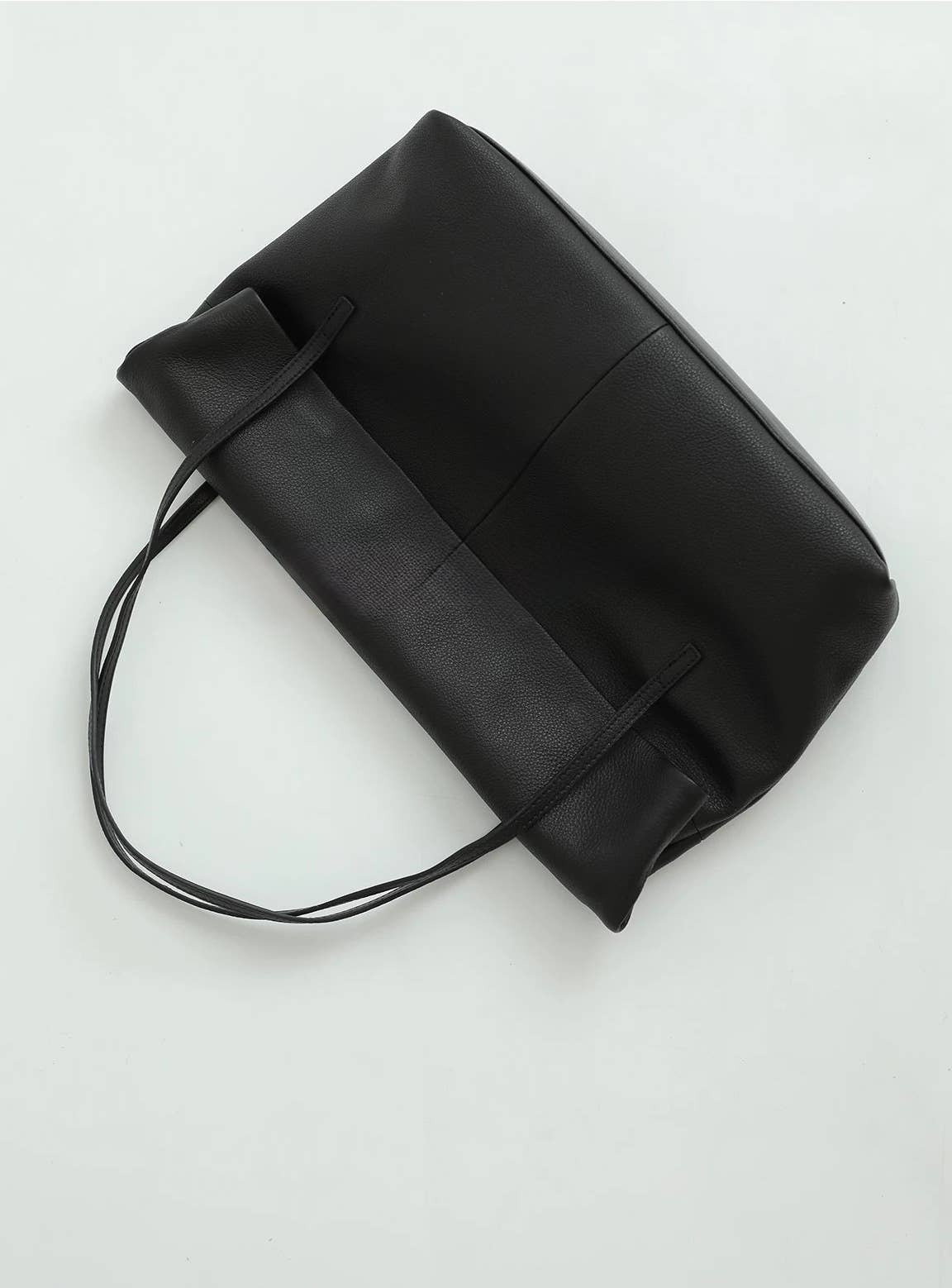 Grand sac cabas en cuir, forme souple, fermeture à rabat