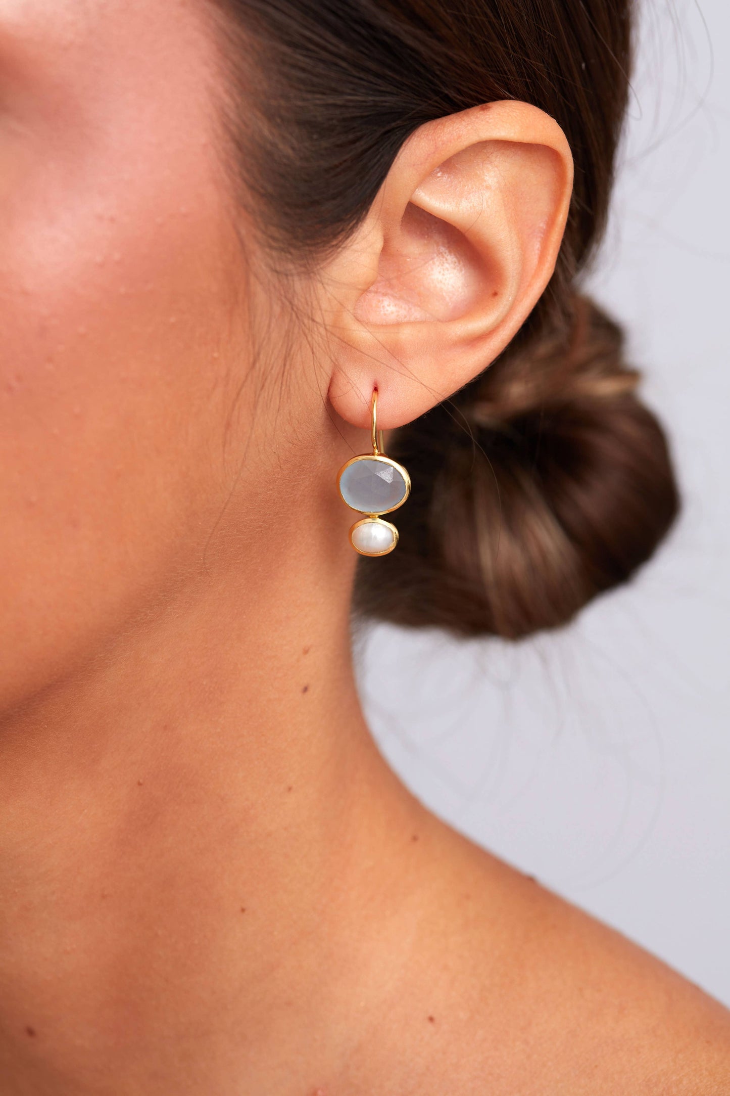 Boucles d'oreilles Primrose plaquées or - Calcédoine aqua clair et perle