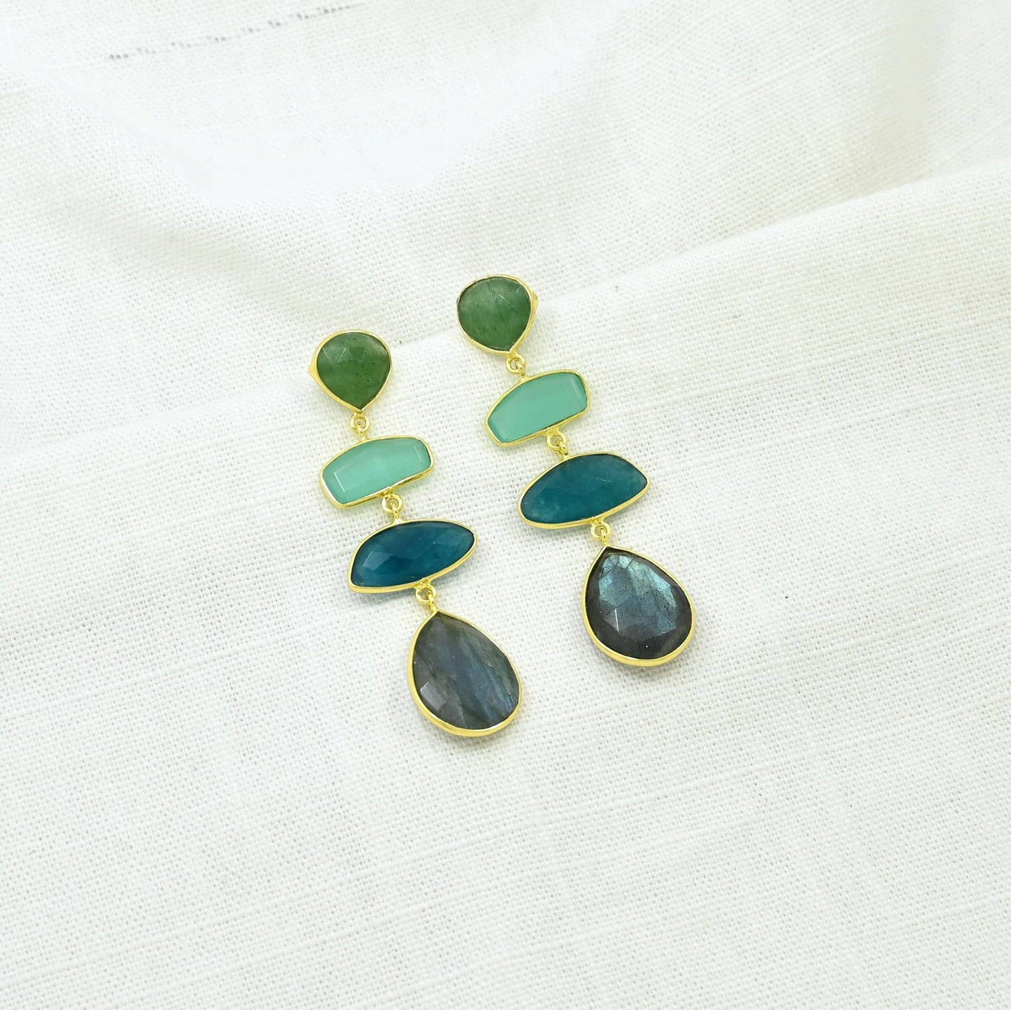 Boucle d'oreille longue géométrique - Labradorite, jade bleu et aventurine