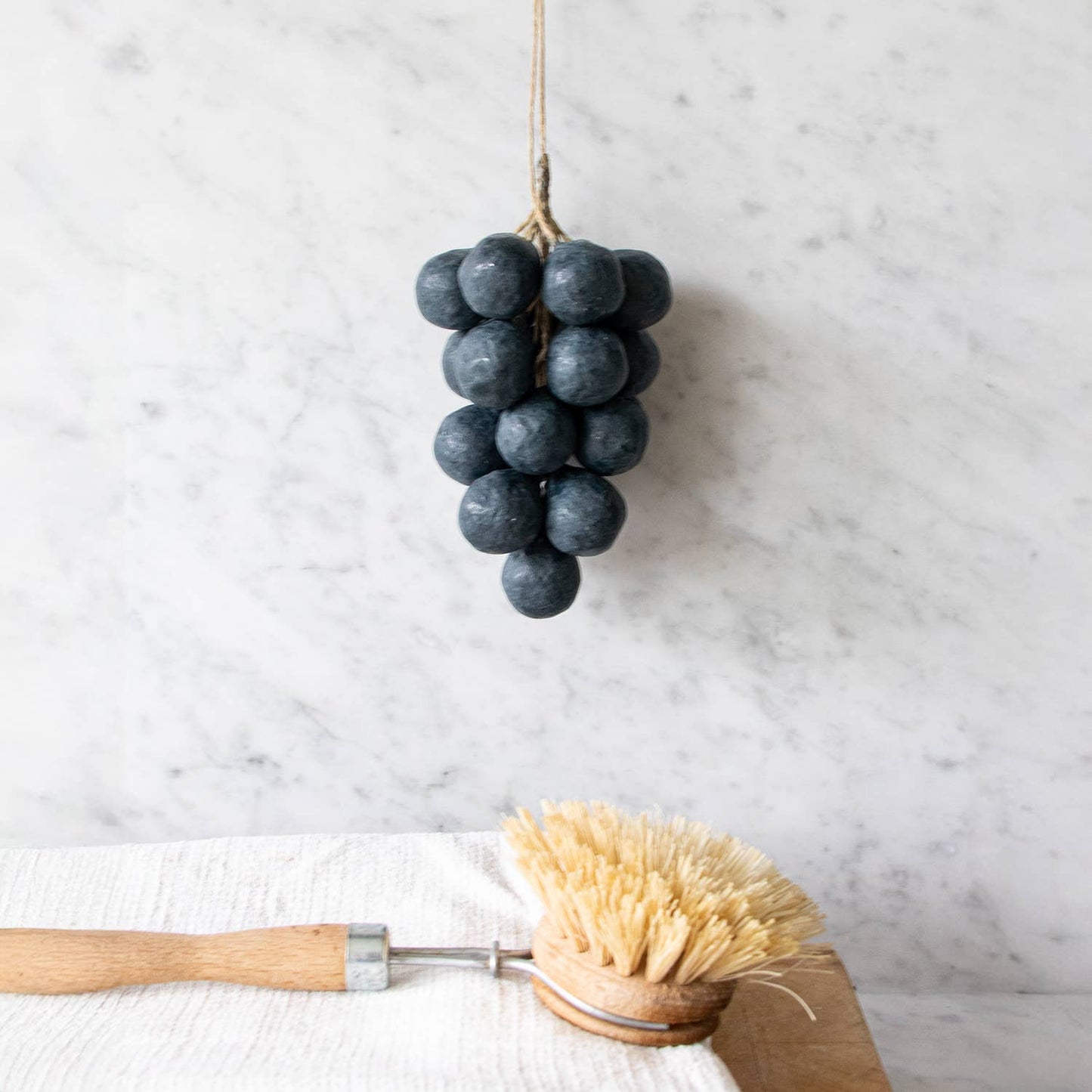 La_Grappe_de_Savon_au_Charbon_Actif_Les_Choses_qu_on_Aime suspendue au mur