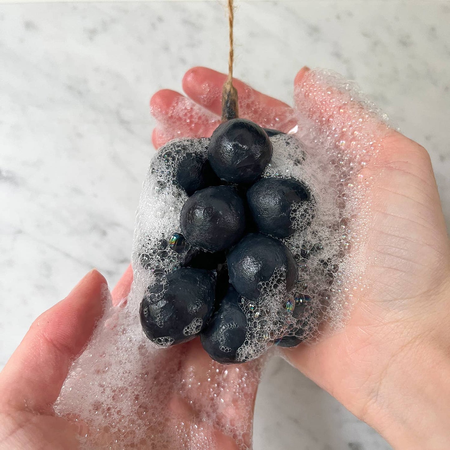 La Grappe de Savon au Chrarbon Actif les Choses qu'on Aime mousseuse