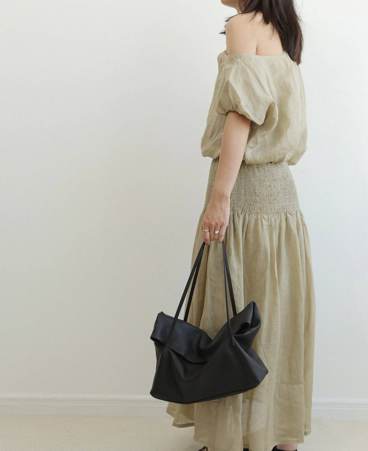 Grand sac cabas en cuir, forme souple, fermeture à rabat