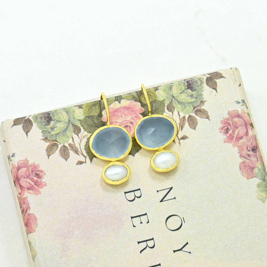 Boucles d'oreilles Primrose plaquées or - Calcédoine aqua clair et perle