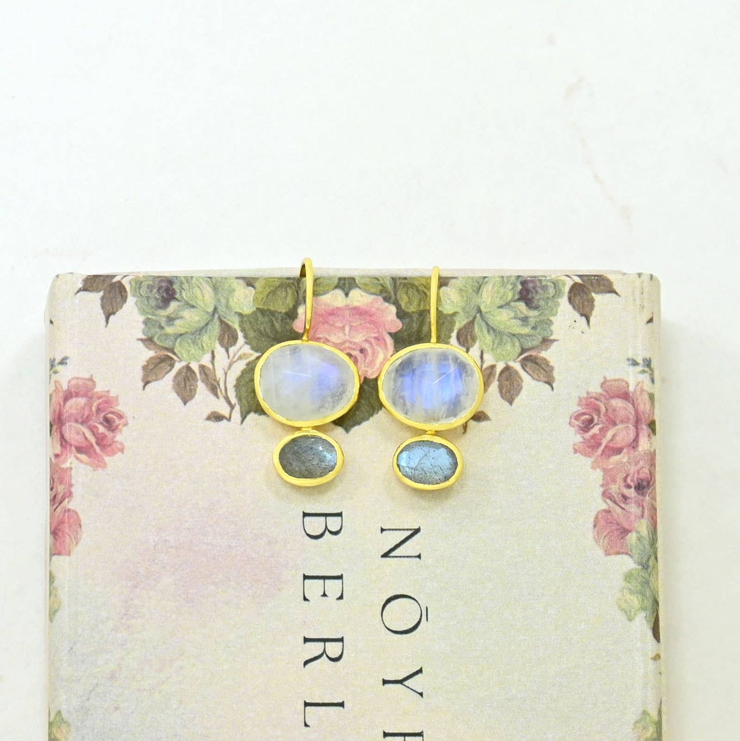Boucles d'oreilles Primrose plaquées or - Pierre de lune et Labradorite
