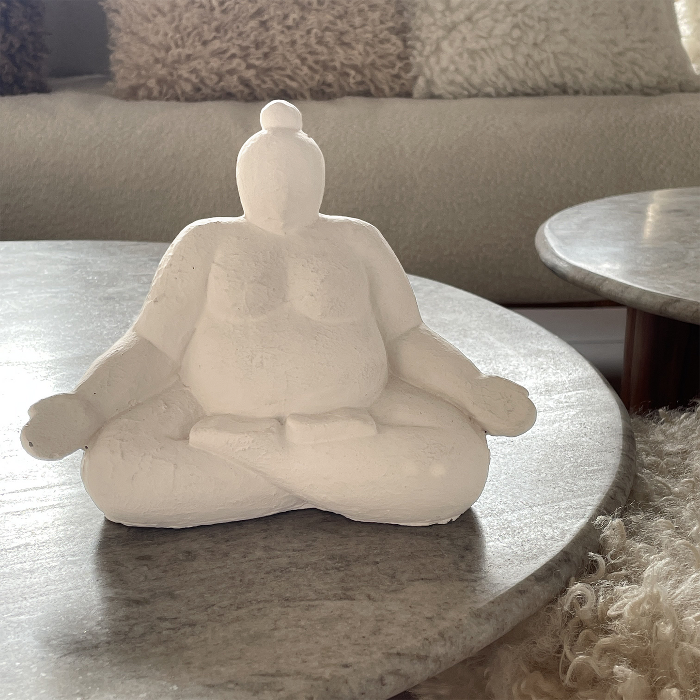 Déco femme Méditation écru L20 P11 H16cm