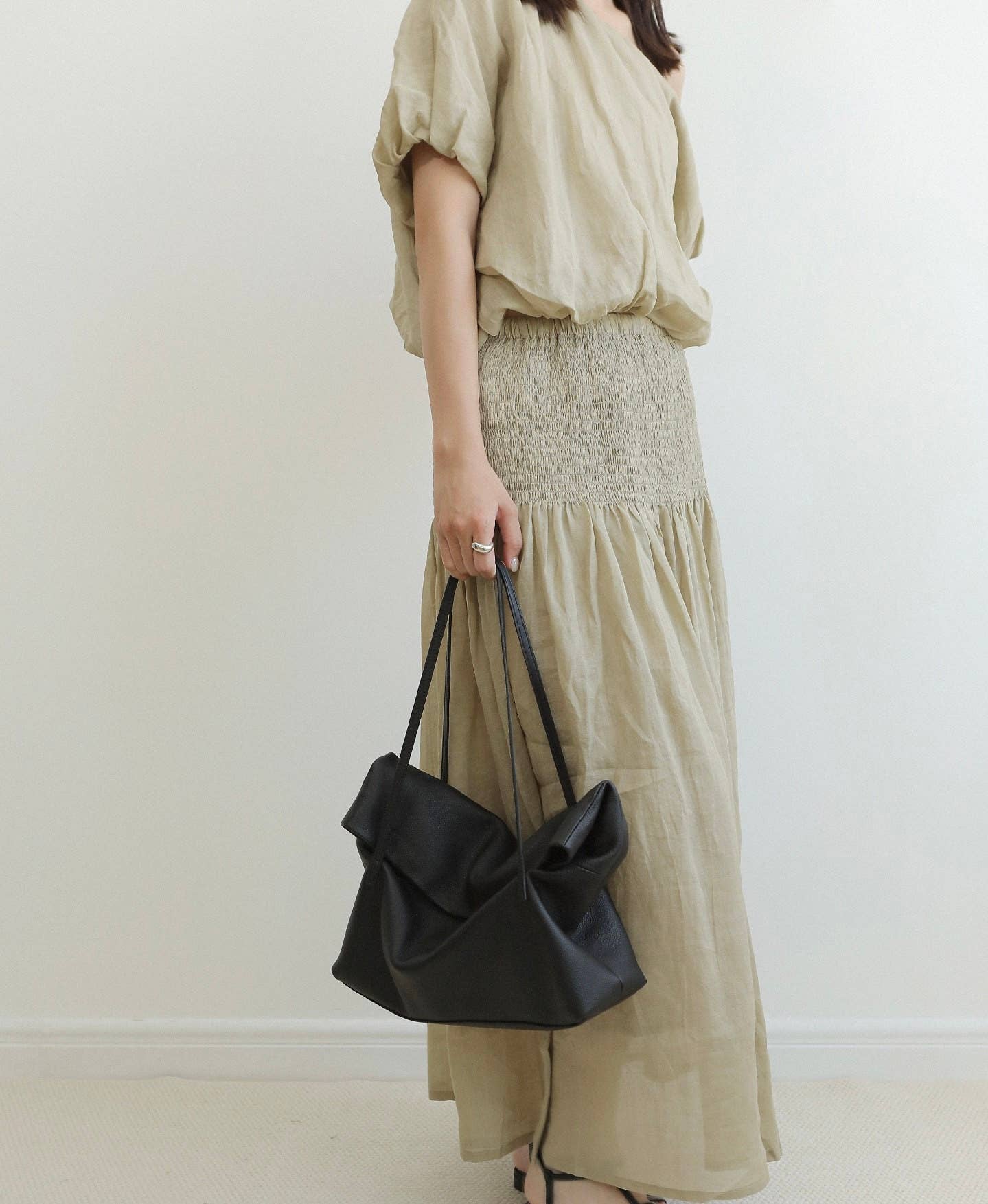 Grand sac cabas en cuir, forme souple, fermeture à rabat
