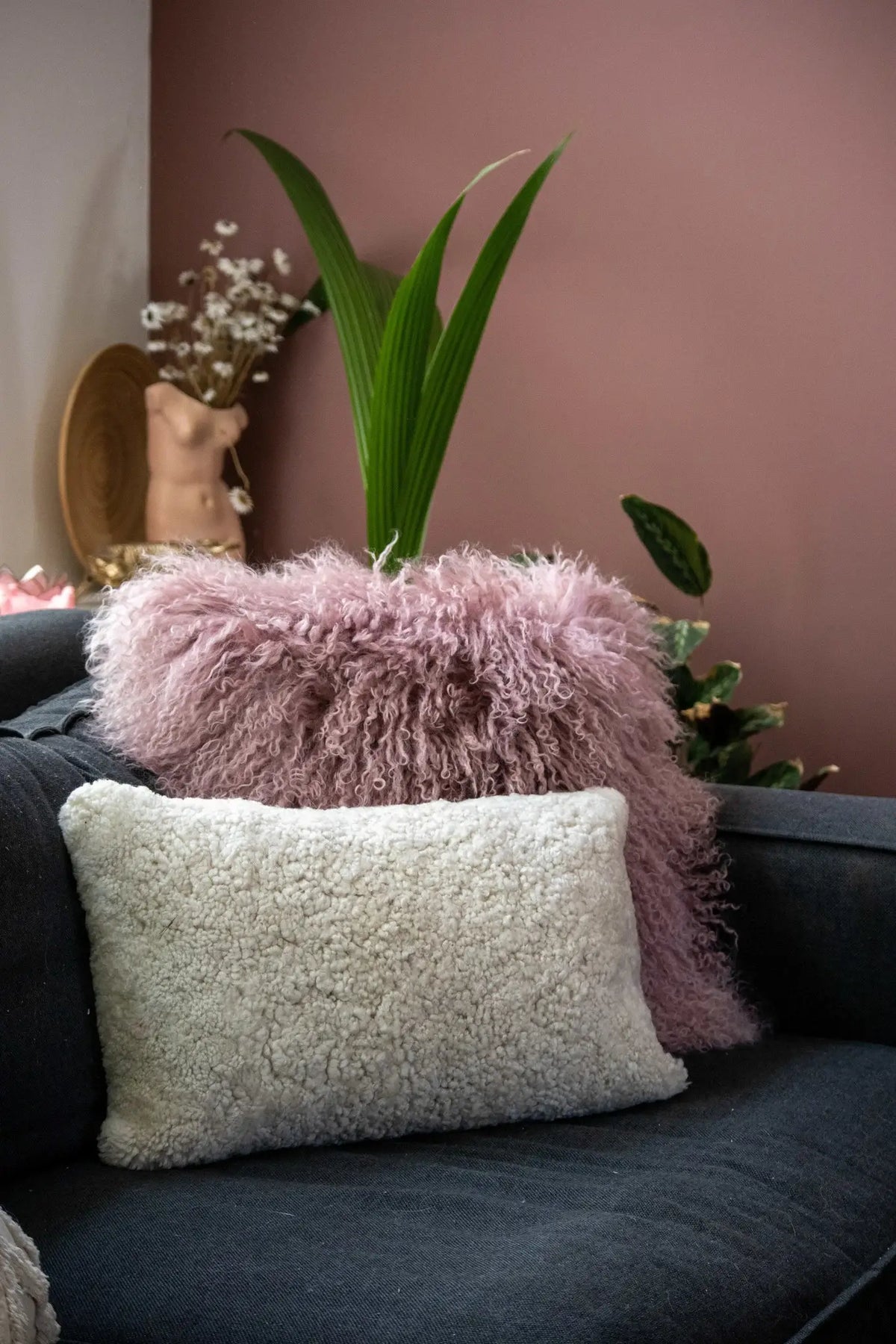 Coussin en peau de mouton tibétaine bouclée | 14 coloris teints | 2 tailles: Chameau / 30x50 cm
