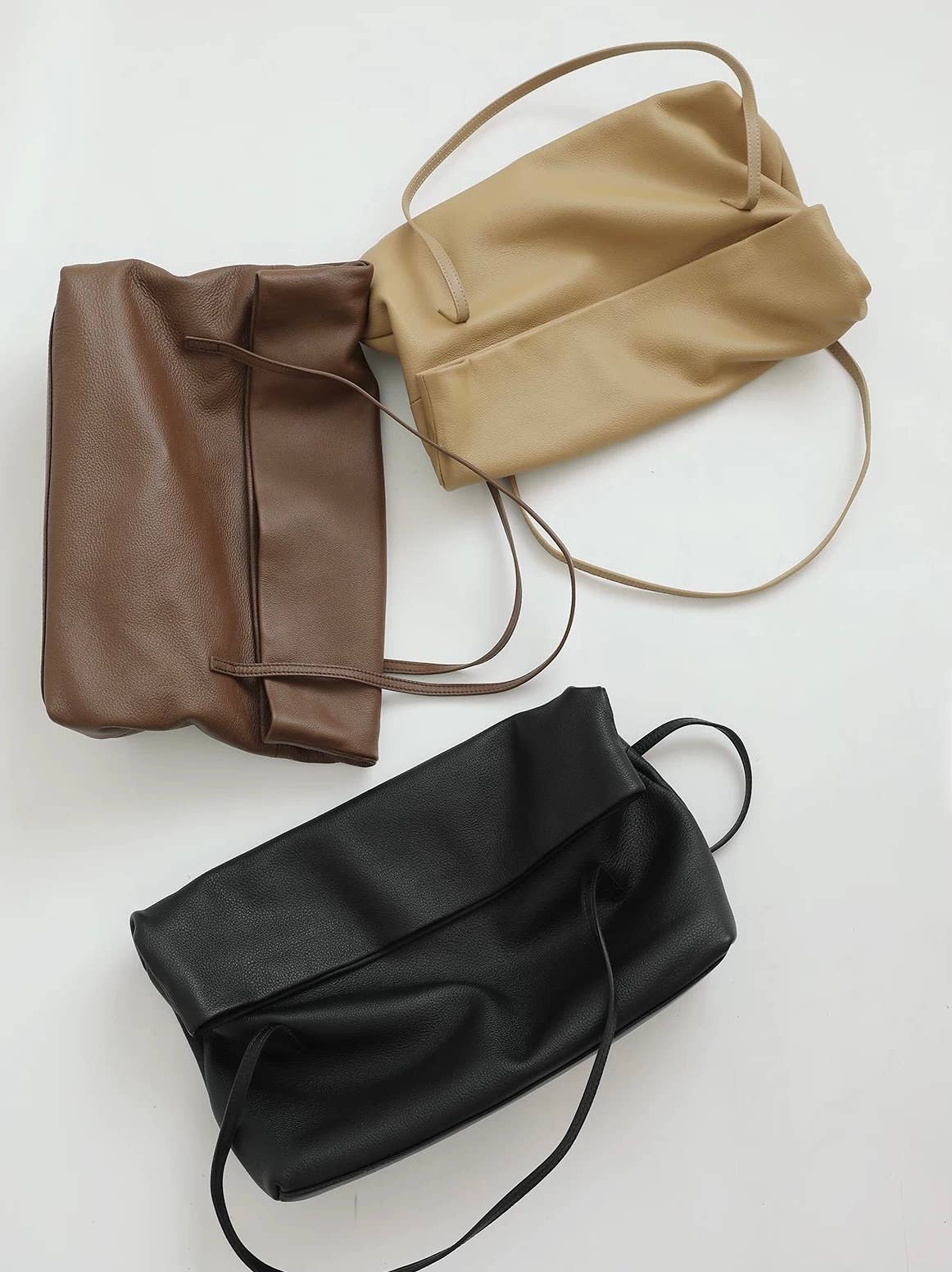 Grand sac cabas en cuir, forme souple, fermeture à rabat