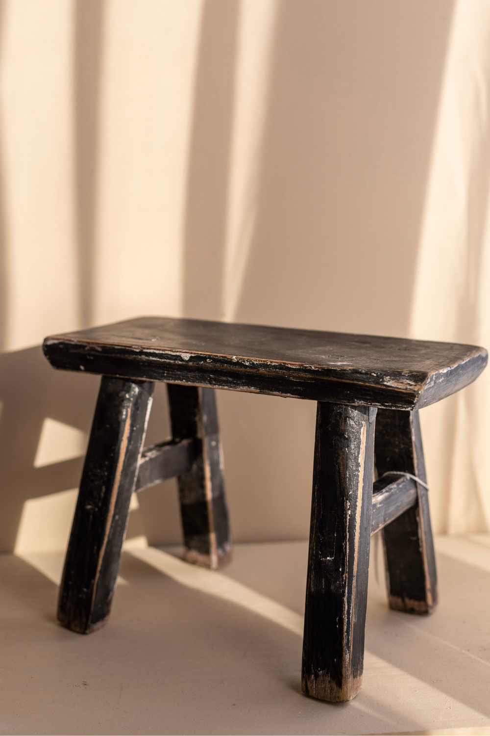 Le Petit Tabouret Vintage en bois noir